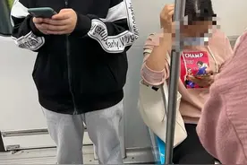 杭州小伙地铁上扶摔倒老人，不仅挨骂还被对方打了？网友炸锅图片