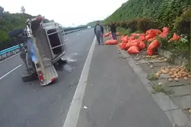 车辆爆胎，车翻货撒，爆胎后千万别这样做！| 覆车之戒图片