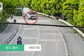 电动车路口转弯没注意挤翻罐车，连人带车被埋压，骑手命丧车身下图片