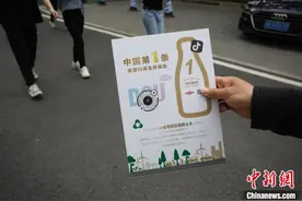 中国首条废塑料再生环保路在上海建成揭幕图片
