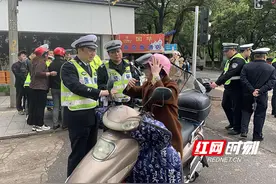 衡阳：电动车交通违法整治之风“持续刮”一上午查处违法行为百余起图片
