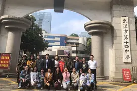 谁都没说，还被保安“拦下了”，青年演员朱一龙想老师了，他悄悄回了母校图片