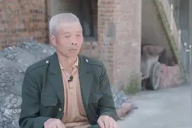 反腐岂容“小蝇”拔“雁毛”！一居委会主任吃拿卡要、优亲厚友，受贿39300元图片