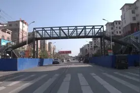 豪横！家长自费百万在校门口建天桥：没敢告诉孩子，怕他飘了图片