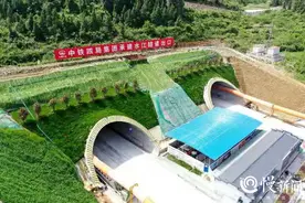 渝湘复线高速控制性工程全面动工，五布河特大桥首个墩身突破“百米”大关图片