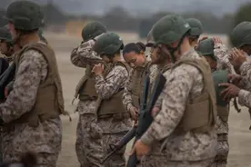 美国一座全男性军营首次迎来53名女兵，她们还拿下全连最高分图片