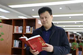 郑州市第二高级中学校长王瑞：触摸厚重的中国历史 品读《苦难辉煌》图片