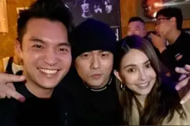周杰伦昆凌与好友聚会 两人紧密依偎温馨甜蜜图片