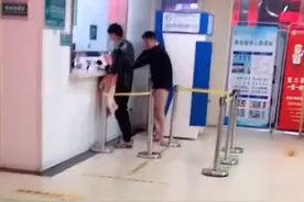 凌晨，他光腿赤脚冲进医院图片