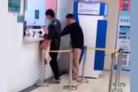 热搜第一的“光腿赤脚爸爸”，找到了图片