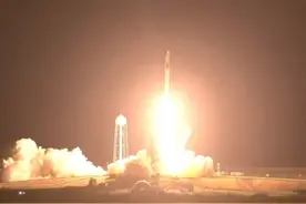 美国SpaceX载人飞船搭载4名宇航员发射升空图片