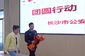 她11个月大被保姆抱走，26年后与亲生父母重逢：“有3个妈妈我很幸福”图片