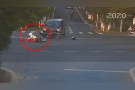 女子骑电瓶车载女儿和母亲闯红灯被撞飞：女儿死亡，女子获刑图片