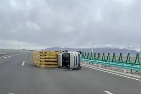 11级大风掀翻多辆货车，消防逆风救援视频封面
