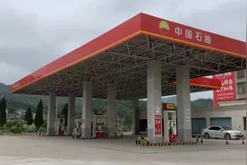小小加油站，年年亏损，日夜坚守图片