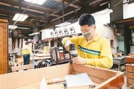 巧手翻新 废旧家具变“宝藏”图片