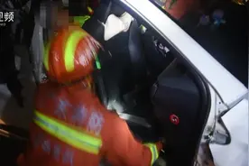 视频｜大货车追尾小轿车致一人受伤被困，事发茂名高速出口图片