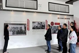 课堂设在红色教育基地，丁佑君烈士纪念碑前重温入党誓词图片