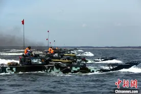 “丛林绿”到“海洋蓝”，中国海军陆战队某旅如何适应转隶后的新身份？图片