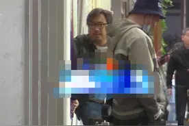 徐峥新戏路透照曝光 头顶三七分黑假发、肚子很圆图片