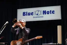 崔健​在“另一个空间”唱响摇滚，安可曲《一无所有》《花房姑娘》让观众疯狂图片