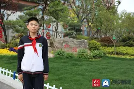 菏泽街头感人一幕！单车“躺”一地，初中学生挨个扶起图片