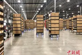智能物流机器人助力跨境电商发展图片