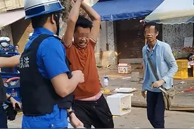 佛山一蔬菜店老板及员工2人手持械具与执法人员对峙并损坏执法车辆，被行政拘留图片