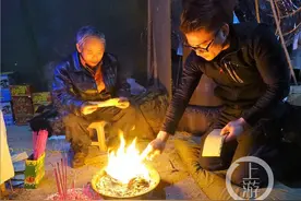 600余里星夜兼程送忘年交最后一程，兑现“我为你送终”的诺言图片