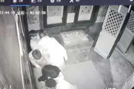 男子慕名来南宁玩密室逃脱，结果被“女鬼”咬了两口图片