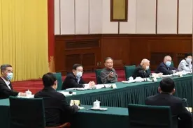 海军节这天，习近平登上新入列舰艇，信息量极大图片
