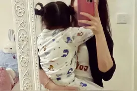 天王嫂方媛抱女儿同框自拍，萌娃睡前撒个娇图片