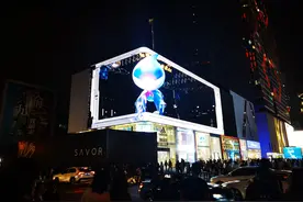 “外星人”亮相成都春熙路！裸眼3D大屏引围观图片