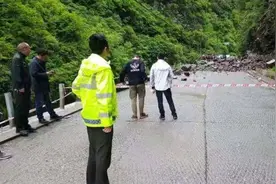 重庆城口危岩垮塌，车辆被砸车上两人死里逃生视频封面