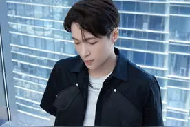 好会穿！张艺兴白色长袖叠穿黑色半袖沉稳时尚图片