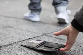 男子拾到手机见无法使用后丢弃，法院判赔失主损失图片