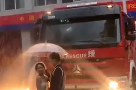 消防员拍婚纱照遇到“猪队友”上一秒唯美动人下一秒淋成落汤鸡图片
