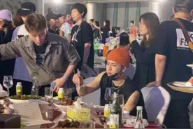 王嘉尔参加《创造营》庆功宴，埋头吃饭引爆笑图片