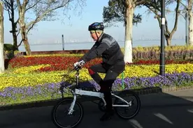 张定宇不当院长一年了，他说“我还能骑自行车，我觉得很幸福”图片
