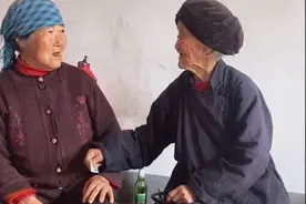 幸福！102岁妈妈给80岁闺女零花钱：相互推让开怀大笑图片