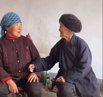 幸福！102岁妈妈给80岁闺女零花钱：相互推让开怀大笑图片