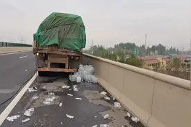 29秒｜滨德高速一货车不慎撞上护栏，瓶装水散落一地，高速交警紧急处置图片
