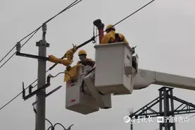 国网泰安供电公司：两位女员工取得泰安首张女配网不停电作业证书图片