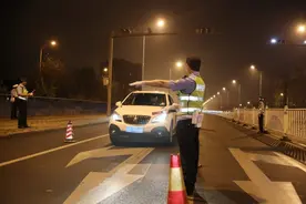 男子“艺高人胆大”酒后骑报废摩托上路，被查后竟说不知道图片