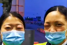 拉蜜蜂的车经过高速收费站，女收费员眼睛被蜇成一条缝