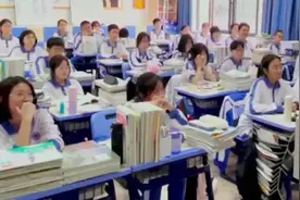 学生上课哭成泪人，原来是因为这篇课文！网友：看一次哭一次图片