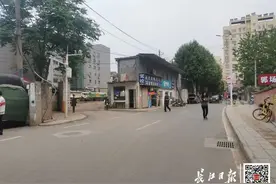 渣土车进出带泥、垃圾桶“挤”在小区门口……都整改了图片