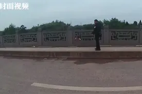 轻生女孩站在桥栏外面，两位民警飞快抓住了她的双手图片