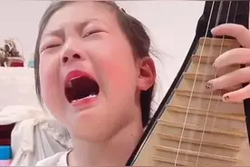 哭归哭，调不能跑……萌娃边哭边练习弹琵琶图片