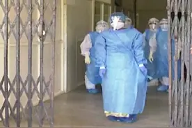印度新娘穿防护衣和确诊男友结婚图片